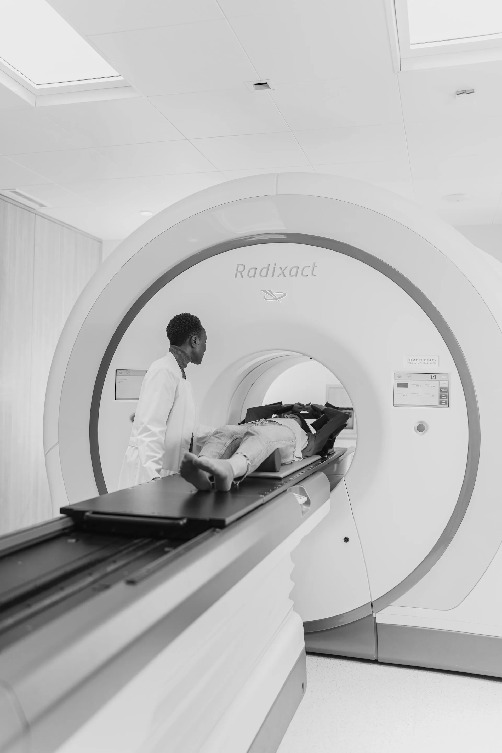 Un miembro durante una exploración de imagen de cuerpo entero en un hospital privado de alto nivel